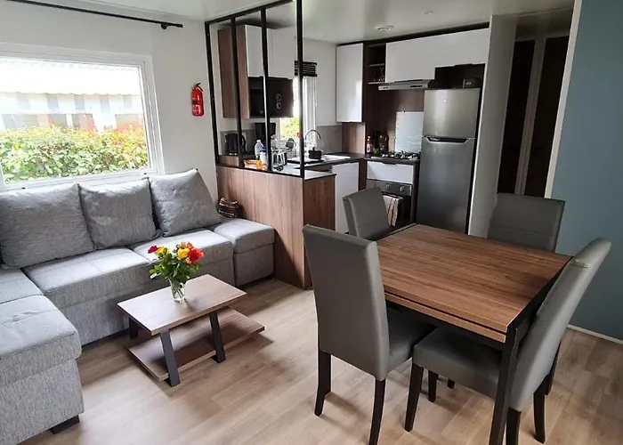 Camping Mobil 693 à La Réserve 8 Personnes Avec Terrasse Couverte