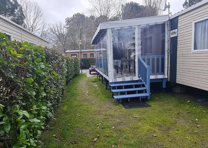 Mobil 693 à La Réserve 8 Personnes Avec Terrasse Couverte Camping Gastes